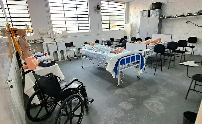 Laboratório de simulação hospitalar com leitos e manequins de procedimentos